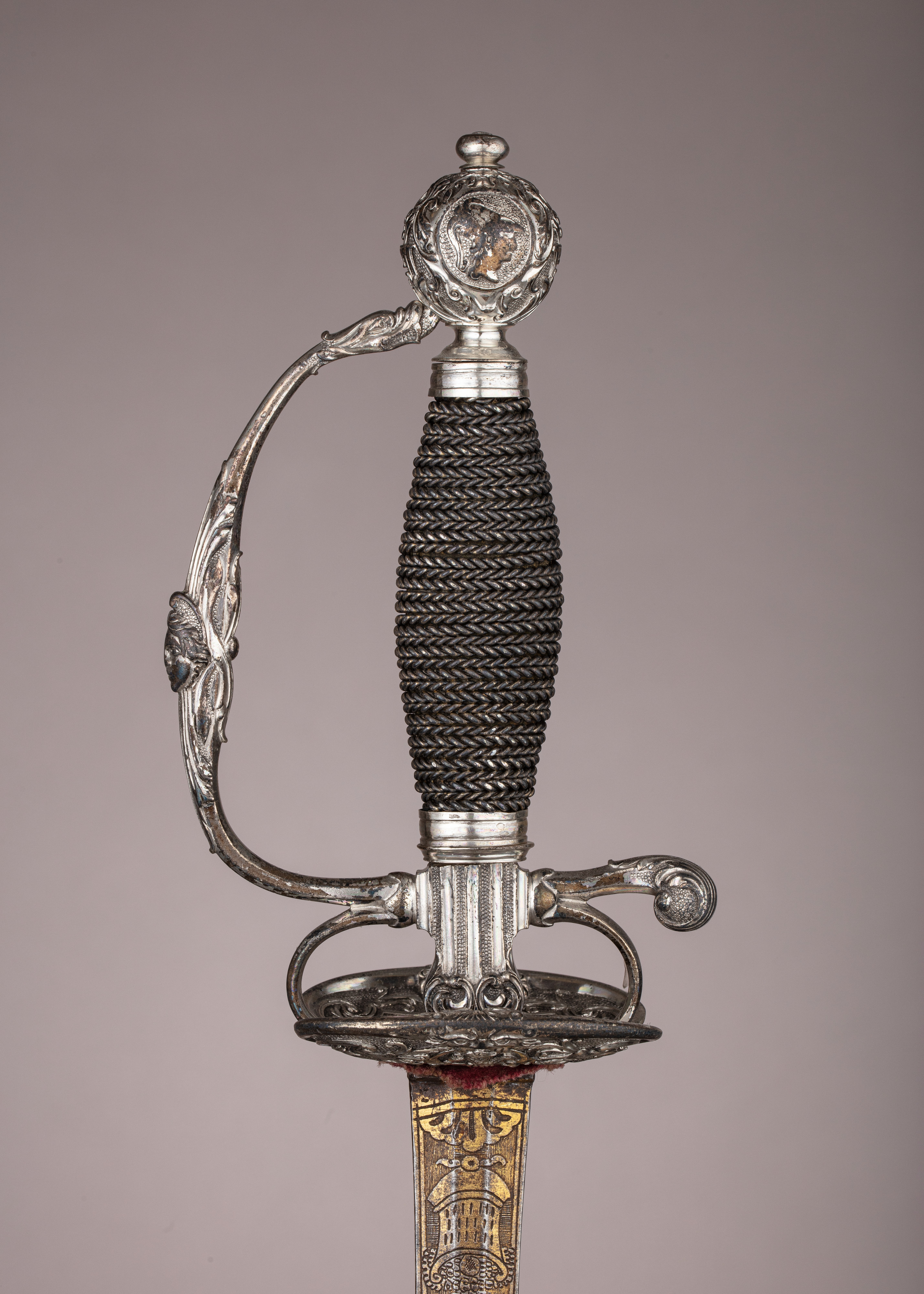 Серебряный эфес. Германия (возможно, Аугсбург), ок. 1730. Серебро, сталь, золото. Метрополитен-музей, инв. 26.145.348 (CC0).