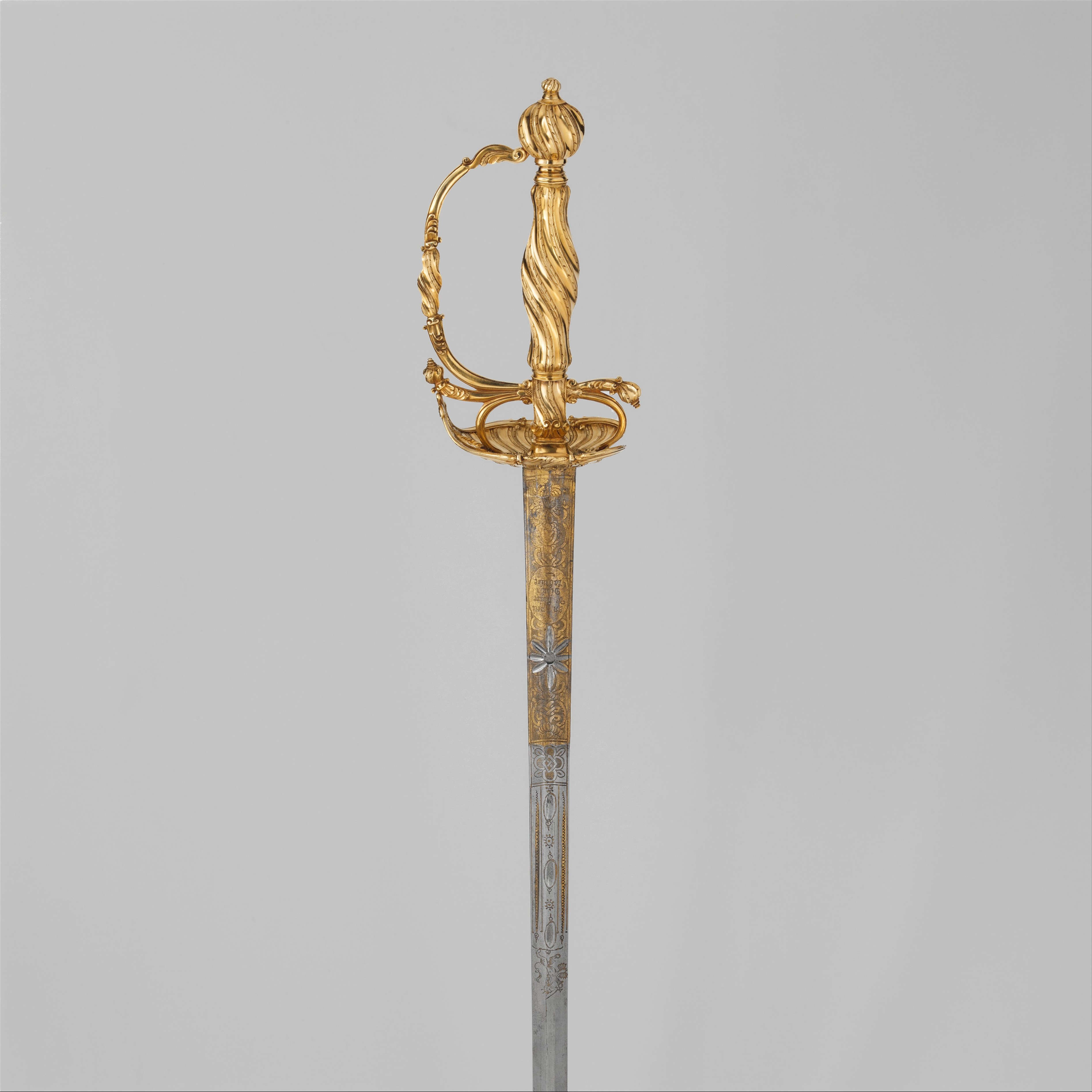 Лёгкая шпага с золотым эфесом. Германия или Голландия, ок. 1750–60. Золото, сталь. Метрополитен-музей, инв. 2004.525 (CC0).