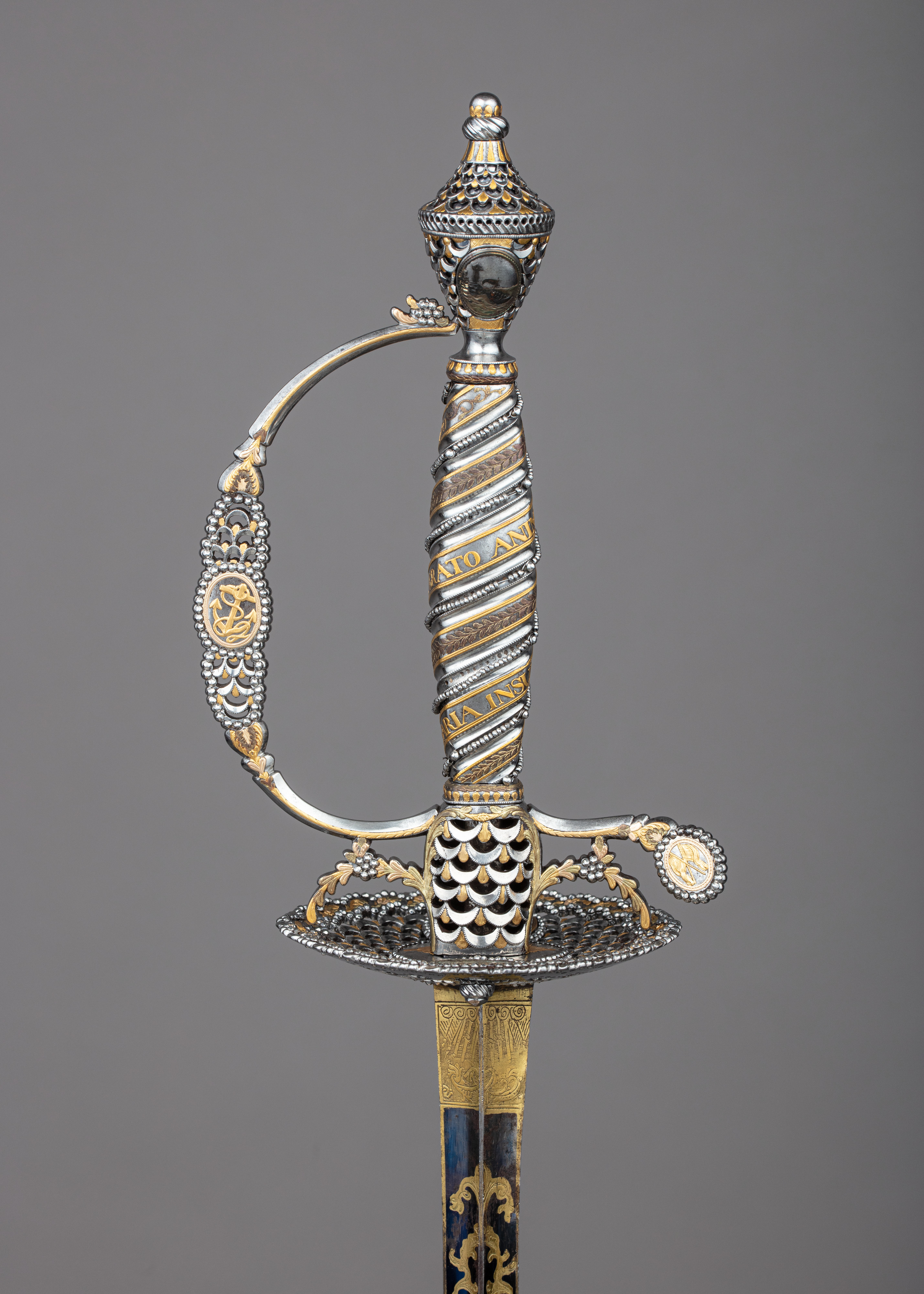 Наградная лёгкая шпага адмирала Марриота Арбетнота. Британия, 1780. Золото, сталь. Метрополитен-музей, инв. 26.145.314a, b (CC0).